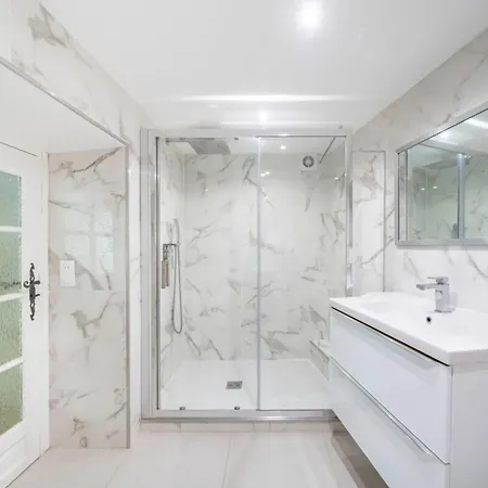 Brand New One Bedroom Heart Of Apartment *